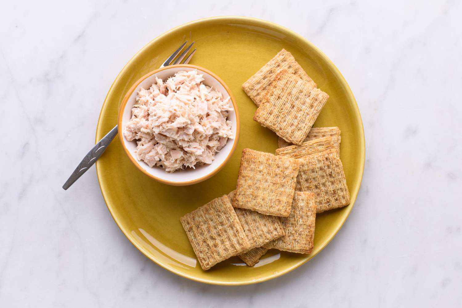 tonijn en crackers op een bord