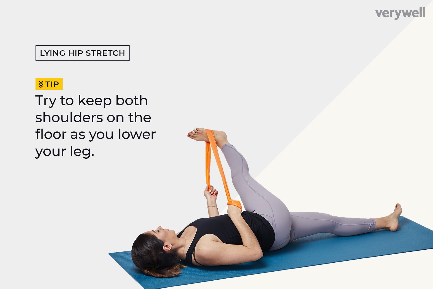 Vrouw die een geavanceerde liggende heupbuiger stretch doet met een weerstandsband