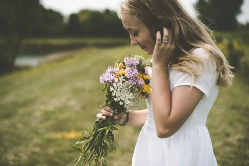 helderziend meisje dat bloemen ruikt