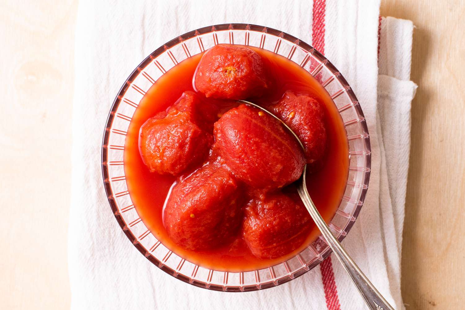 Gestoofde tomaten in een schaal