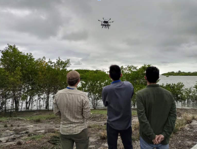deze mannen vliegen met een drone over de mangrovebossen van Panama
