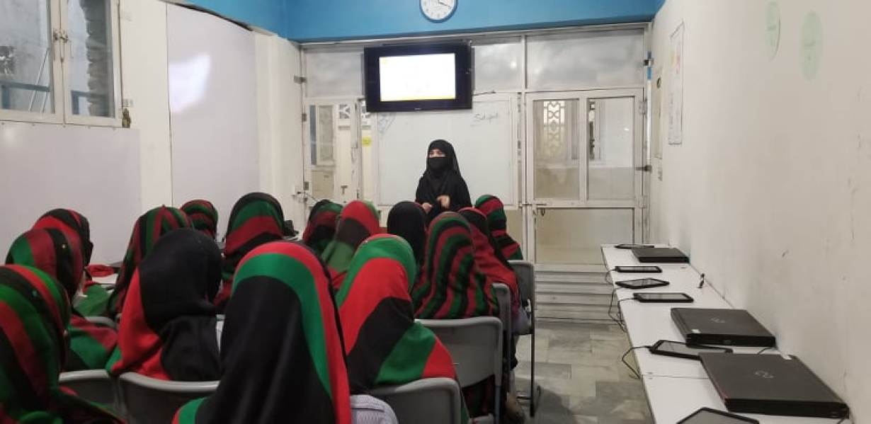 Meisjes volgen les op een geheime locatie in Afghanistan.