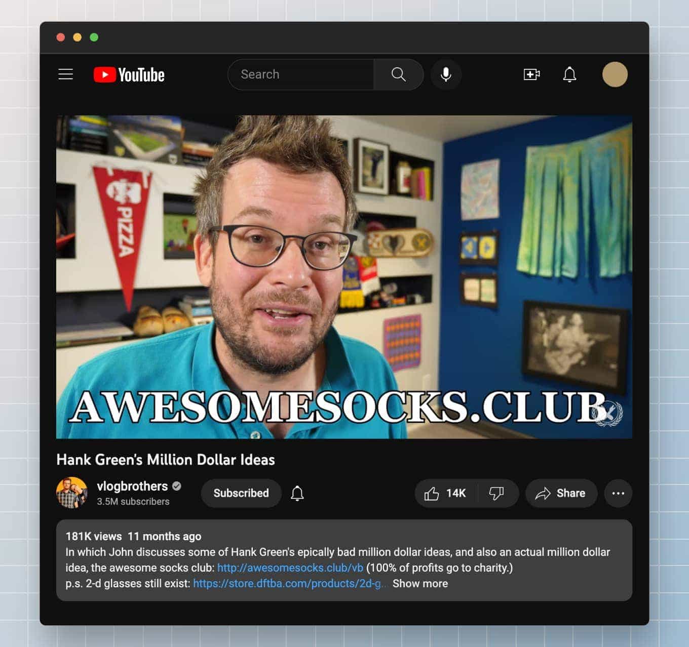 Screenshot van John Green die glimlacht op YouTube en de Awesome Socks Club promoot