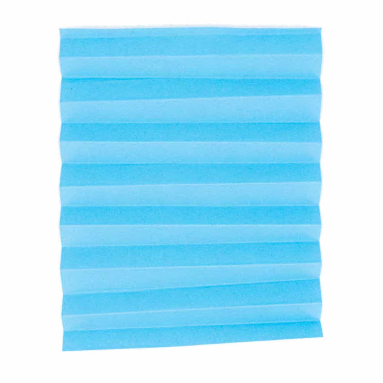 Gevouwen blauw papier op een witte achtergrond