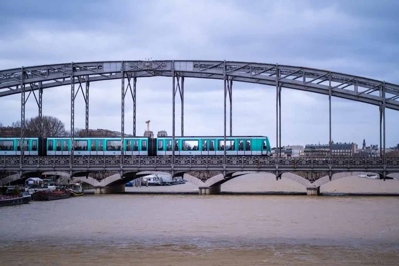 Een trein die door de Seine rijdt in Parijs