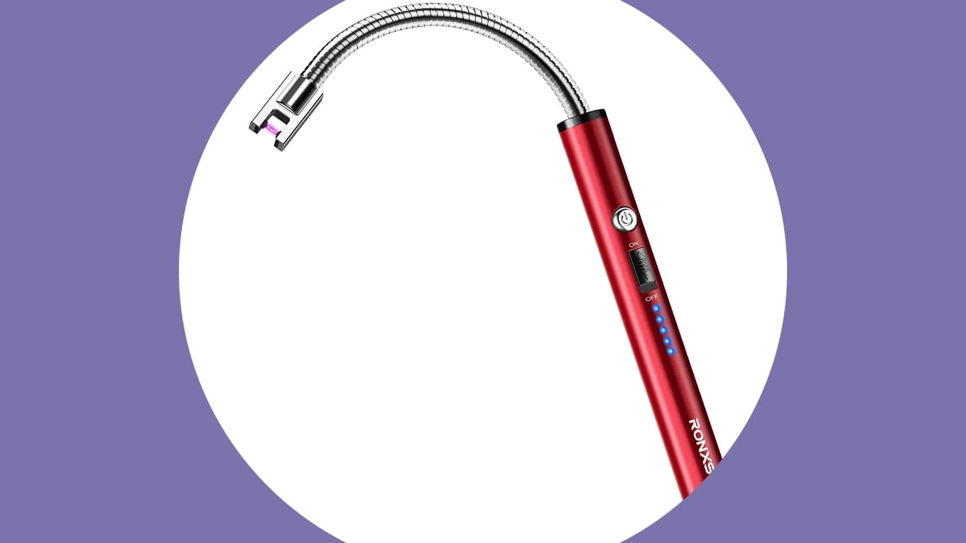Een rode RONXS oplaadbare kaarsaansteker met een flexibele hals