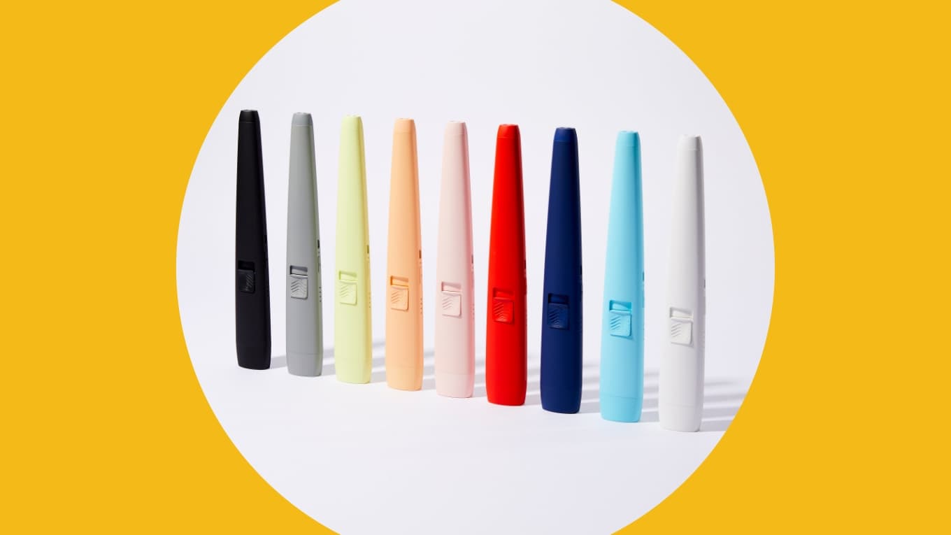Verschillende kleurrijke elektrische aanstekers van USB Lighter Company staan op een rij