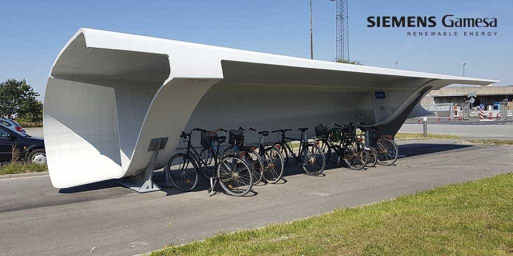 Windturbineblad dat fietsen in Denemarken herbergt