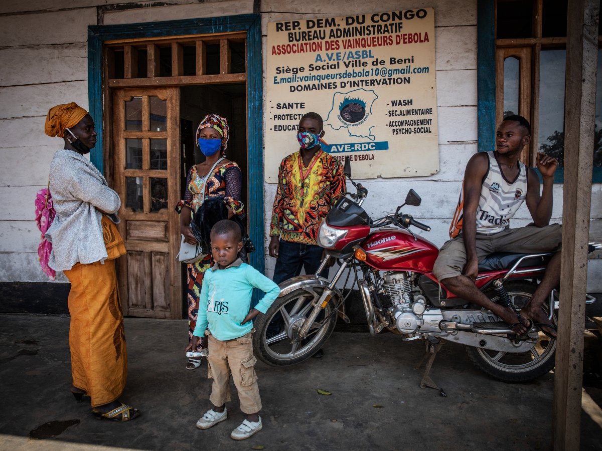 Ebola-overlevende Merveille Agasa (tweede van rechts), staat buiten na het voorzitten van een maandelijkse bijeenkomst van ebola-overlevenden in Beni, Democratische Republiek Congo. 14 oktober 2021.