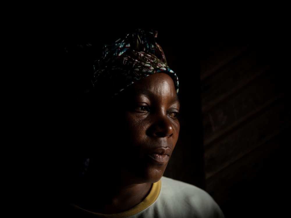 Ebola-overlevende Kyaviro Kahambu ,39, poseert voor een portret in Mangina, Democratische Republiek Congo. 15 oktober 2021. Kahambu en haar familie behoorden tot de eerste slachtoffers van de ziekte in hun gemeenschap en raakten besmet aan het begin van de uitbraak van 2018-2020. Ze verloor 13 familieleden aan de ziekte, maar vond weinig sympathie van haar gemeenschap. 