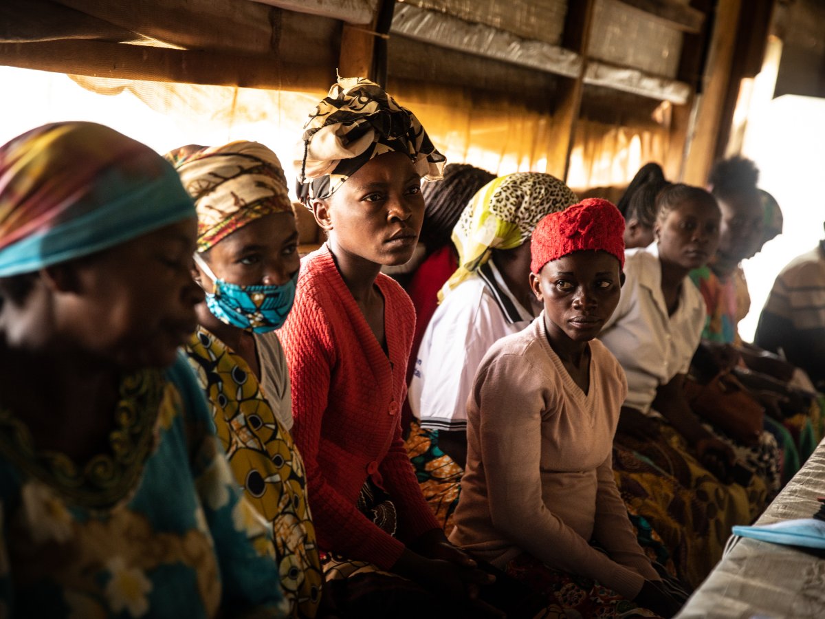 Ebola-overlevenden houden een groepsbijeenkomst in de stad Beni, Democratische Republiek Congo. 14 oktober 2021. Veel overlevenden worden geconfronteerd met langdurige gezondheidsproblemen en kunnen mentaal, fysiek en financieel worstelen. Deze bijeenkomsten zijn een forum voor overlevenden om met elkaar te praten over de uitdagingen en wederzijds advies en ondersteuning te bieden.