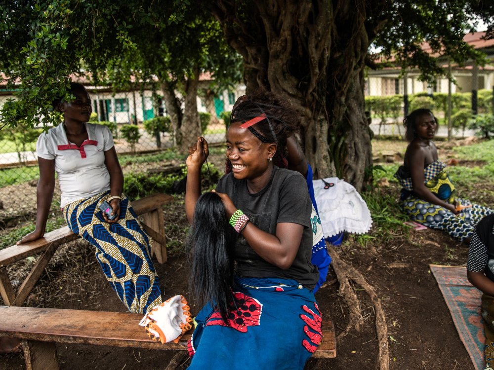 Een vrouw laat haar haar doen tijdens het wachten in een ziekenhuis in Mangina, Democratische Republiek Congo. 15 oktober 2021.
