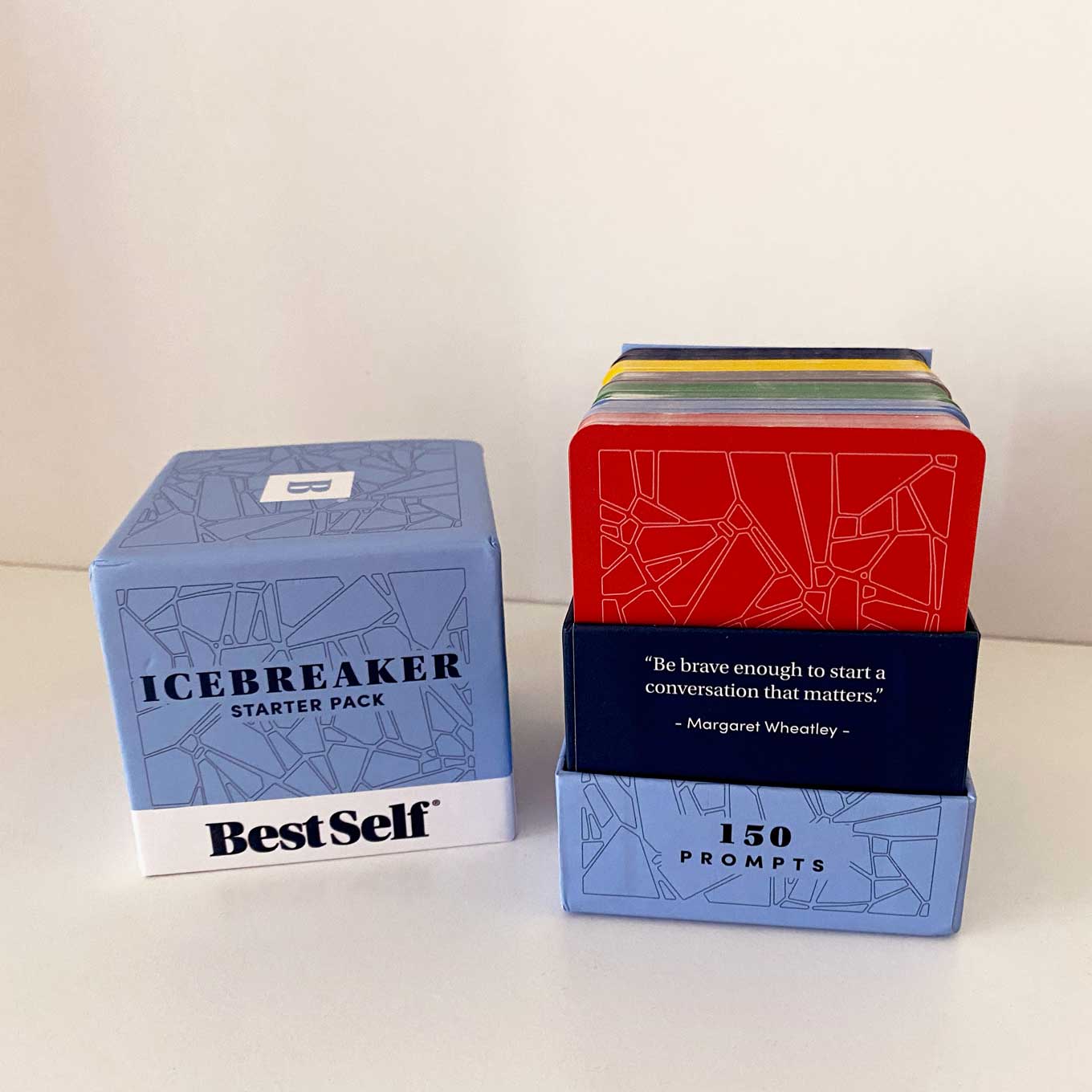 Box for Best Self Co. met de woorden: Icebreaker Starter Pack / 150 Prompts / "Wees moedig genoeg om een gesprek te beginnen dat ertoe doet."  - Margaret Wheatley