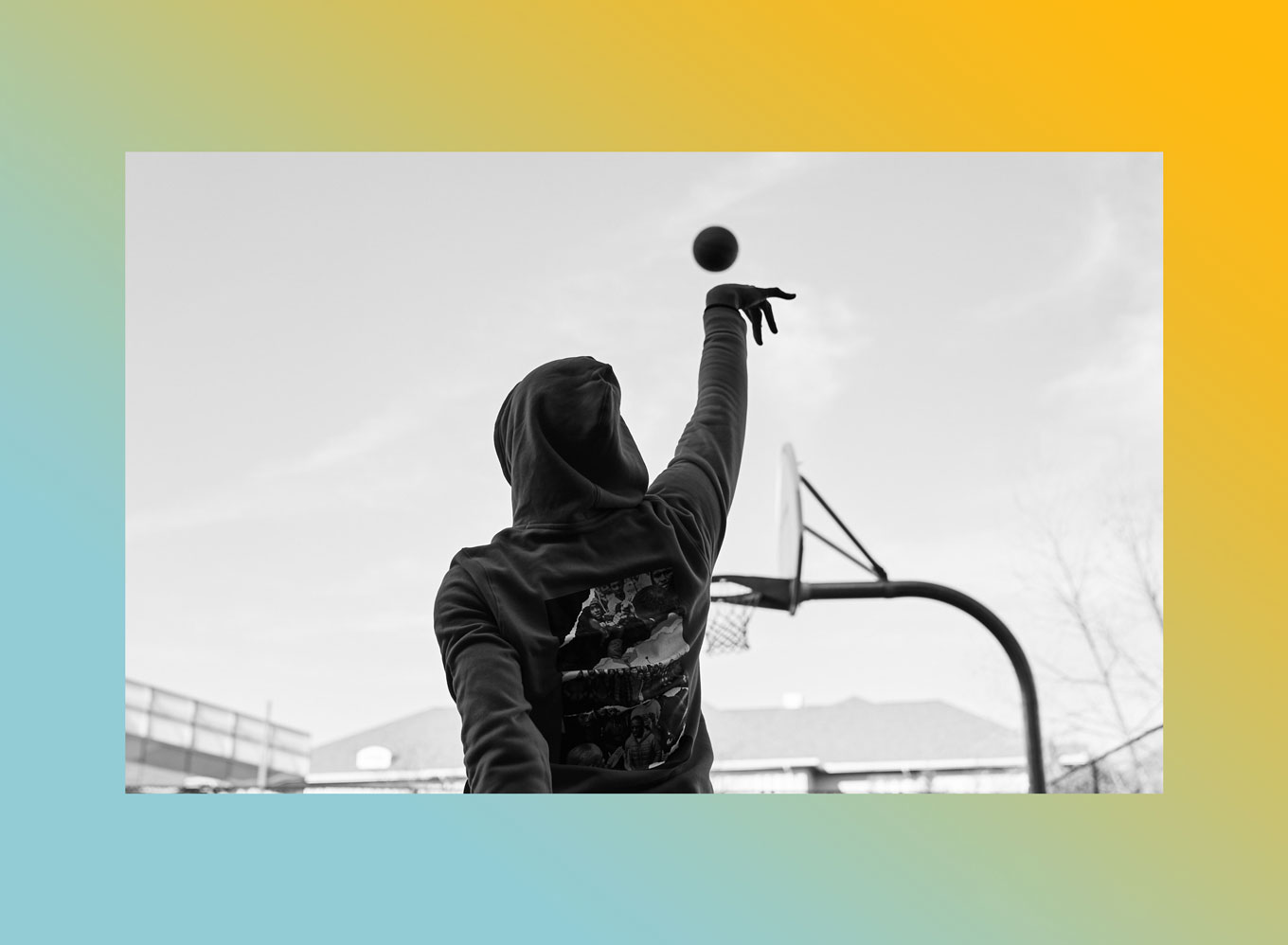 Steph Curry schiet een basketbal in zwart-wit