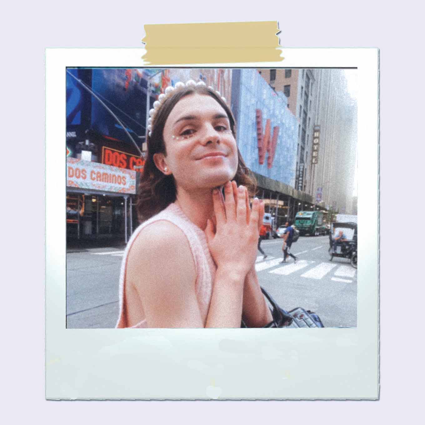 Polaroid van Dylan Mulvaney glimlachend in NYC