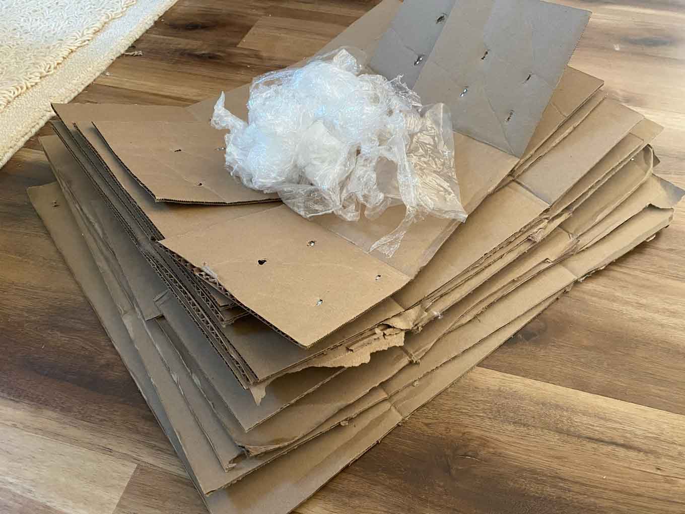 Een stapel kartonnen verpakkingen met een kleine hoeveelheid plastic