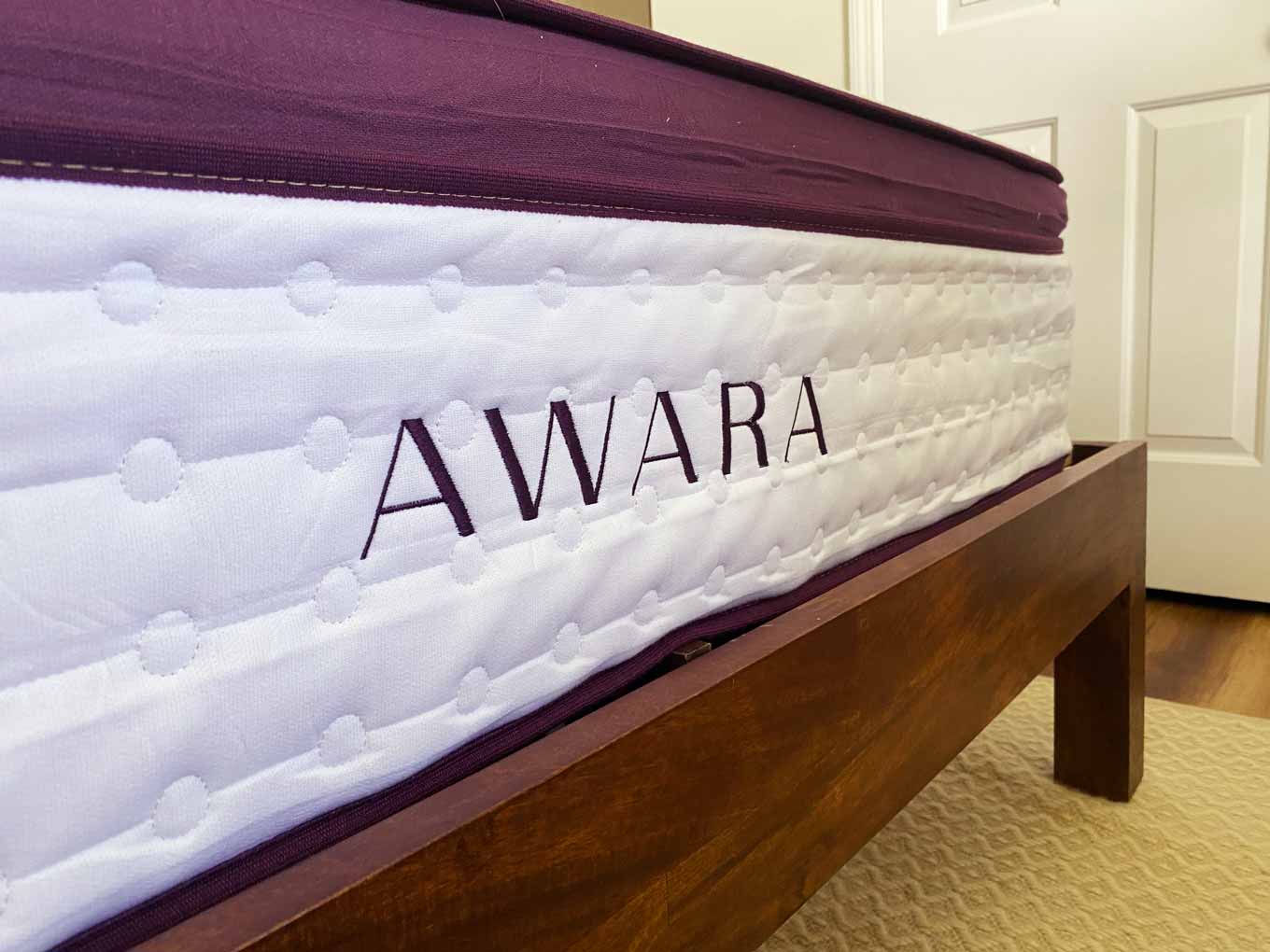 Close-up van het Awara-matraslabel: natuurlijke en organische latex, forever-garantie, gemaakt met Nieuw-Zeelandse wolvezel en VOC-vrije materialen