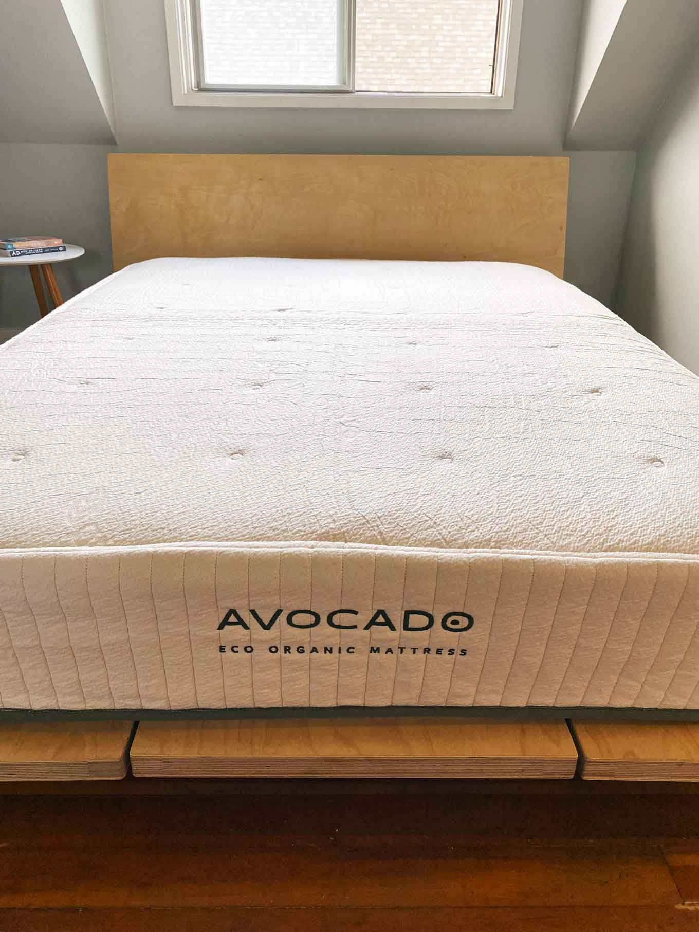 Avocado Eco Organic Matras op een Floyd bedframe