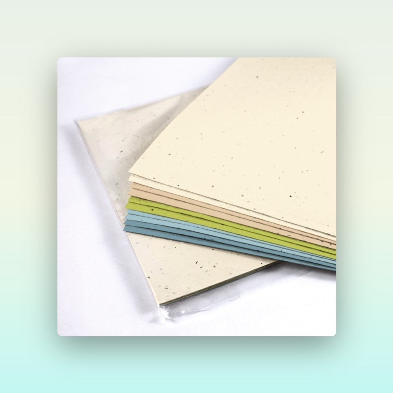Een stapel kleurrijk zaadpapier van Botanical Paper