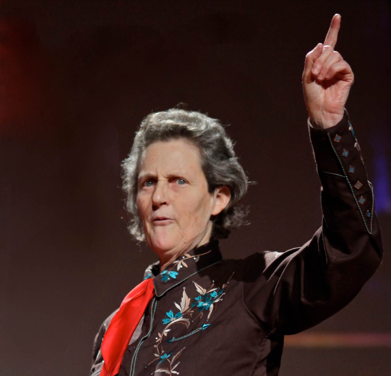 Temple Grandin spreekt op het podium op de TED-conferentie