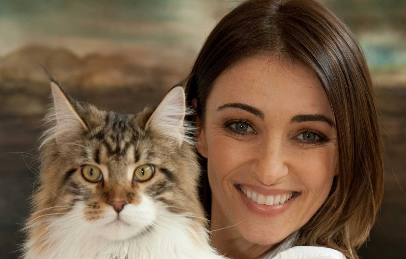 Beroemde dierenarts Katrina Warren glimlacht met een kat