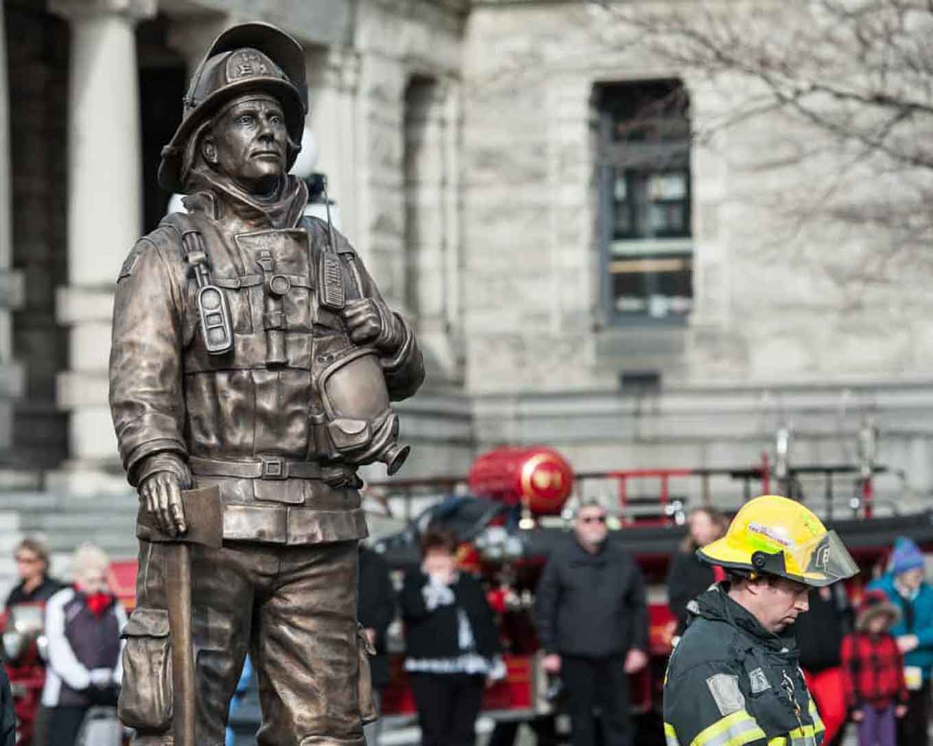 Een standbeeld van een brandweerman
