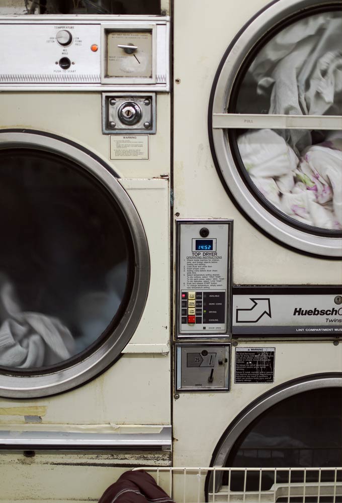 Close-up van een wasmachine en droger in een wasserette