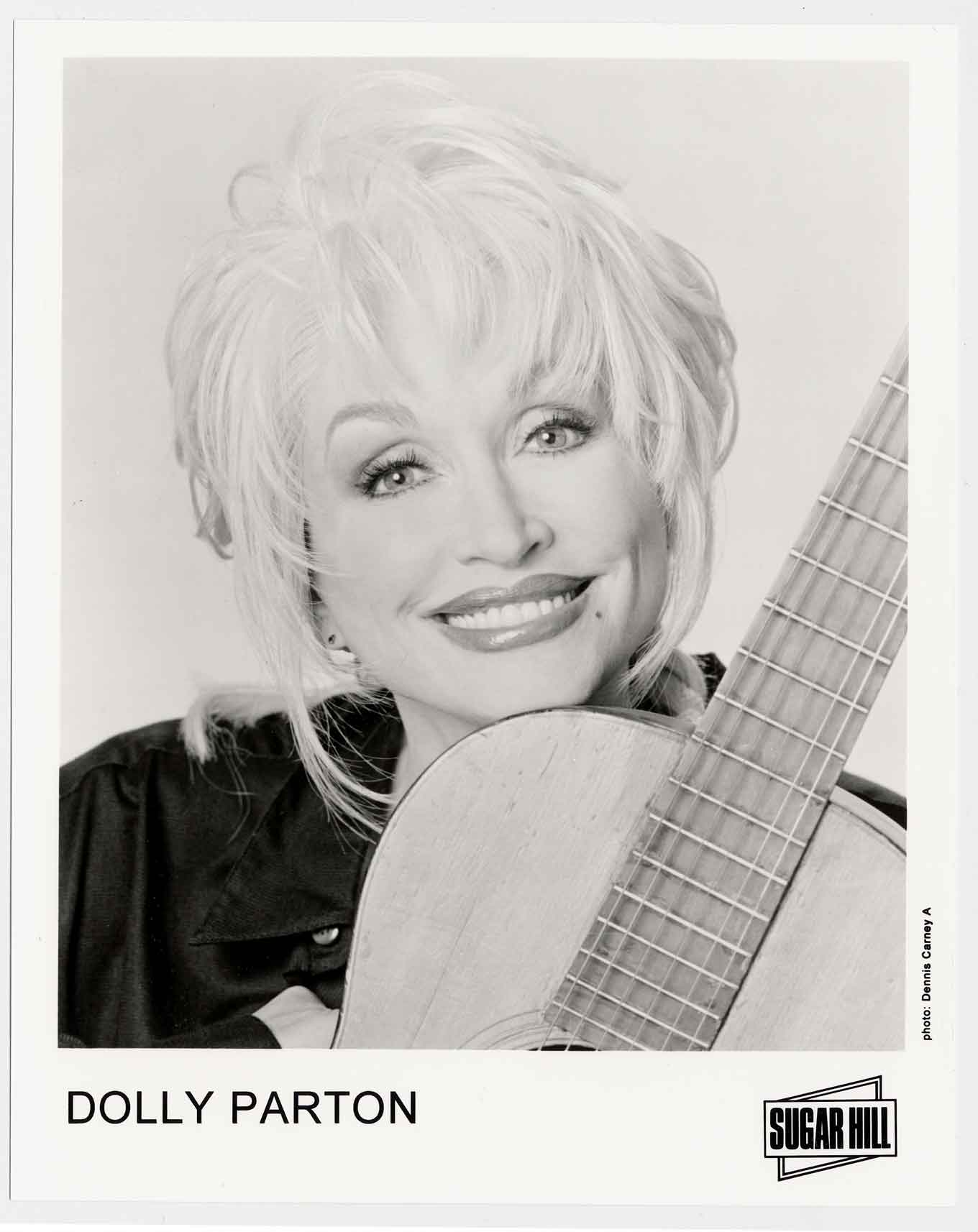 Dolly Parton portret, glimlachend met een gitaar
