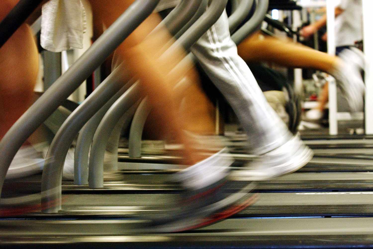 Wazige benen rennen op loopbanden in de sportschool