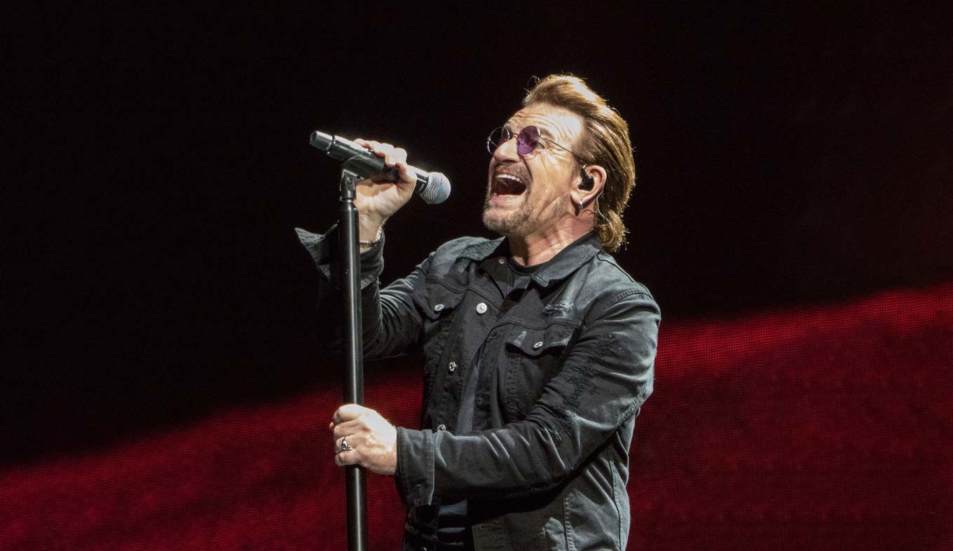 Bono zingt tijdens het optreden van U2 in het Lucas Oil Stadium