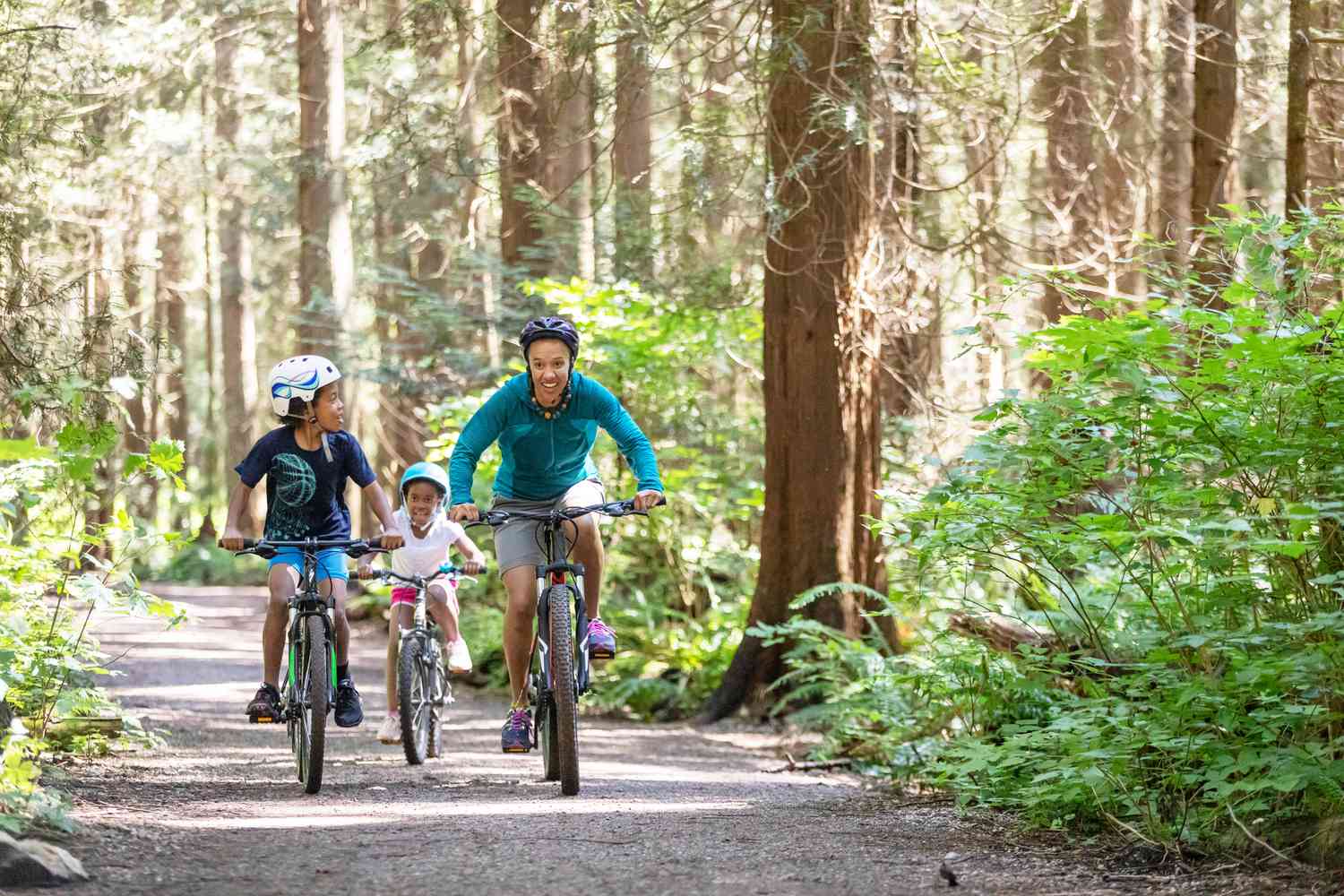 Fietsen met het gezin buiten in het bos