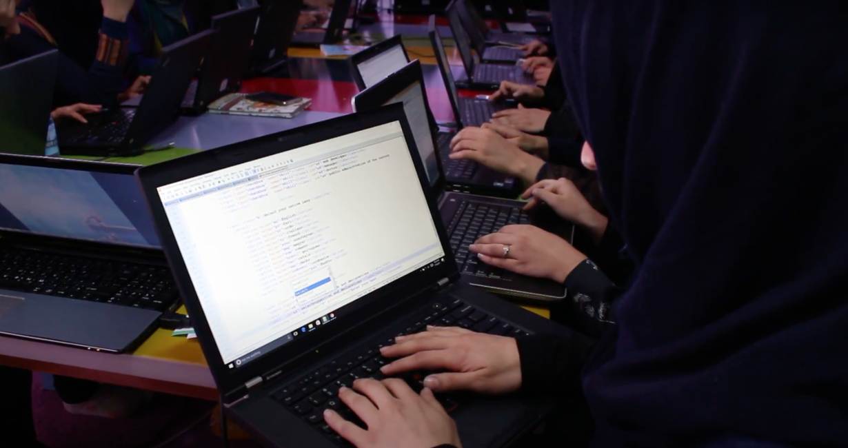 Meisjes leren coderen op laptops in Afghanistan.