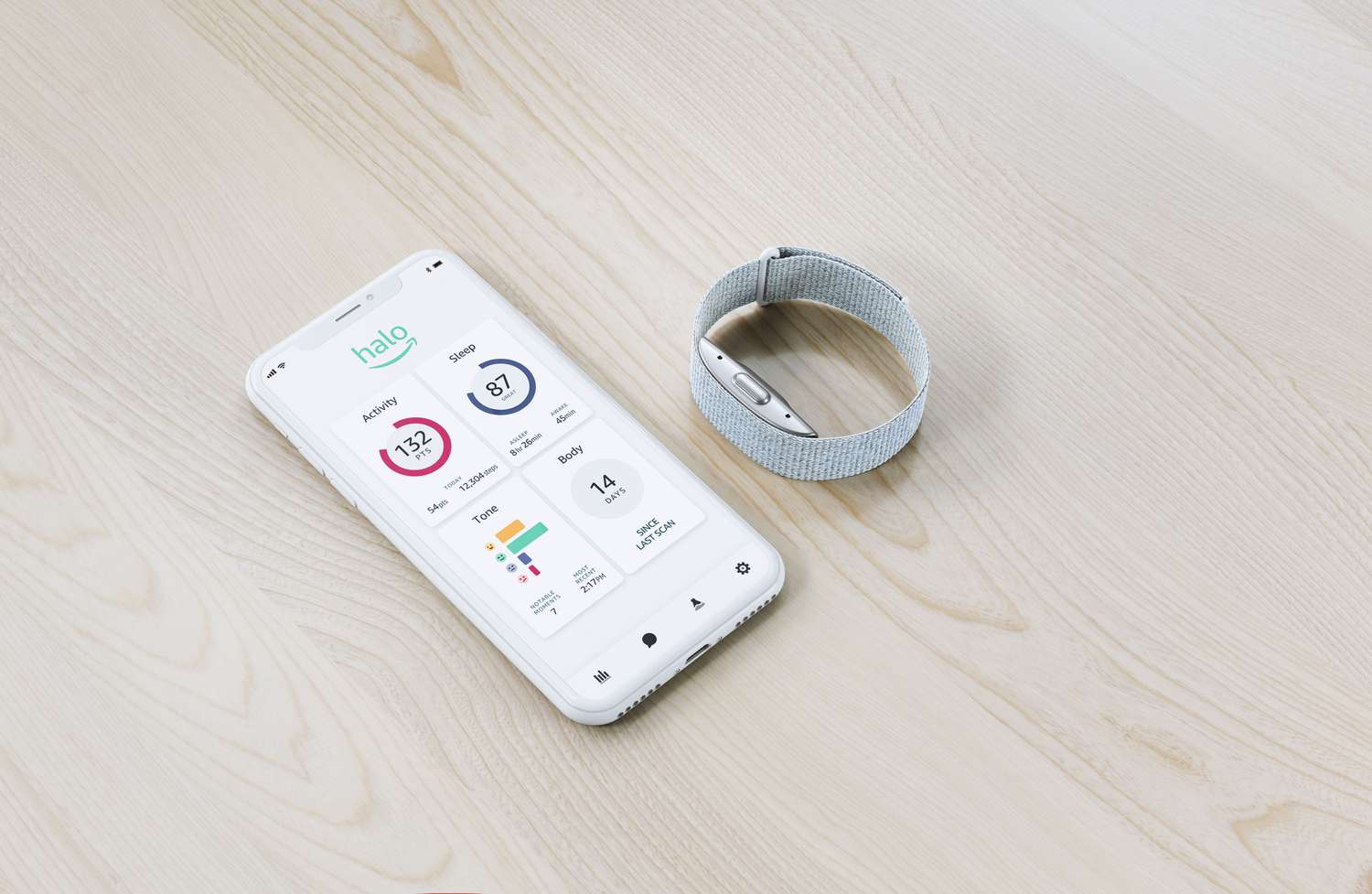 Amazon's nieuwe fitness wearable, Halo, en een telefoonscherm geopend voor de Halo-app.