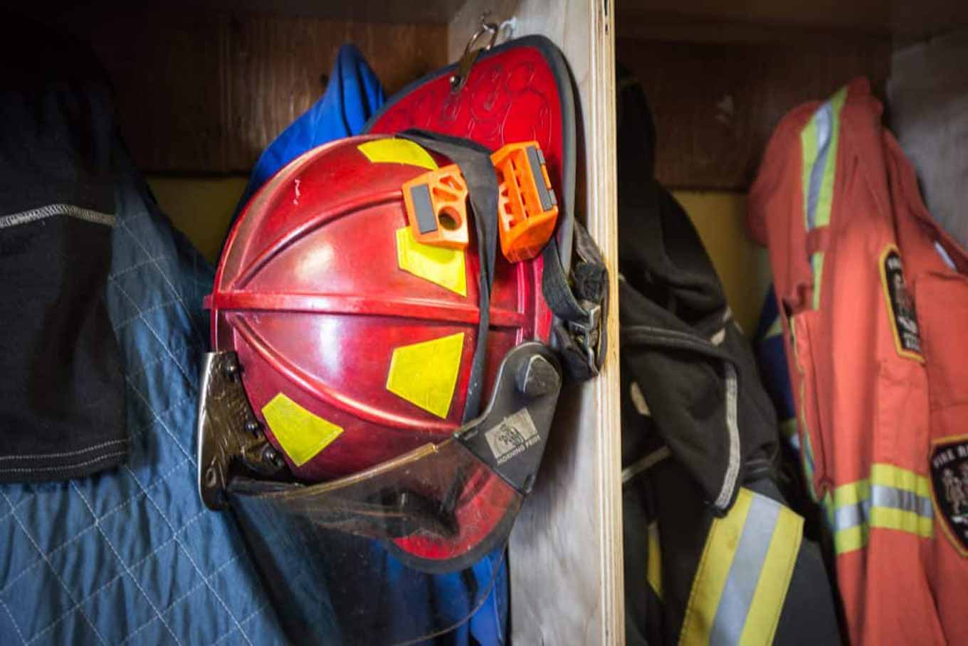 Brandweerhelm hangt in een kleedkamer.