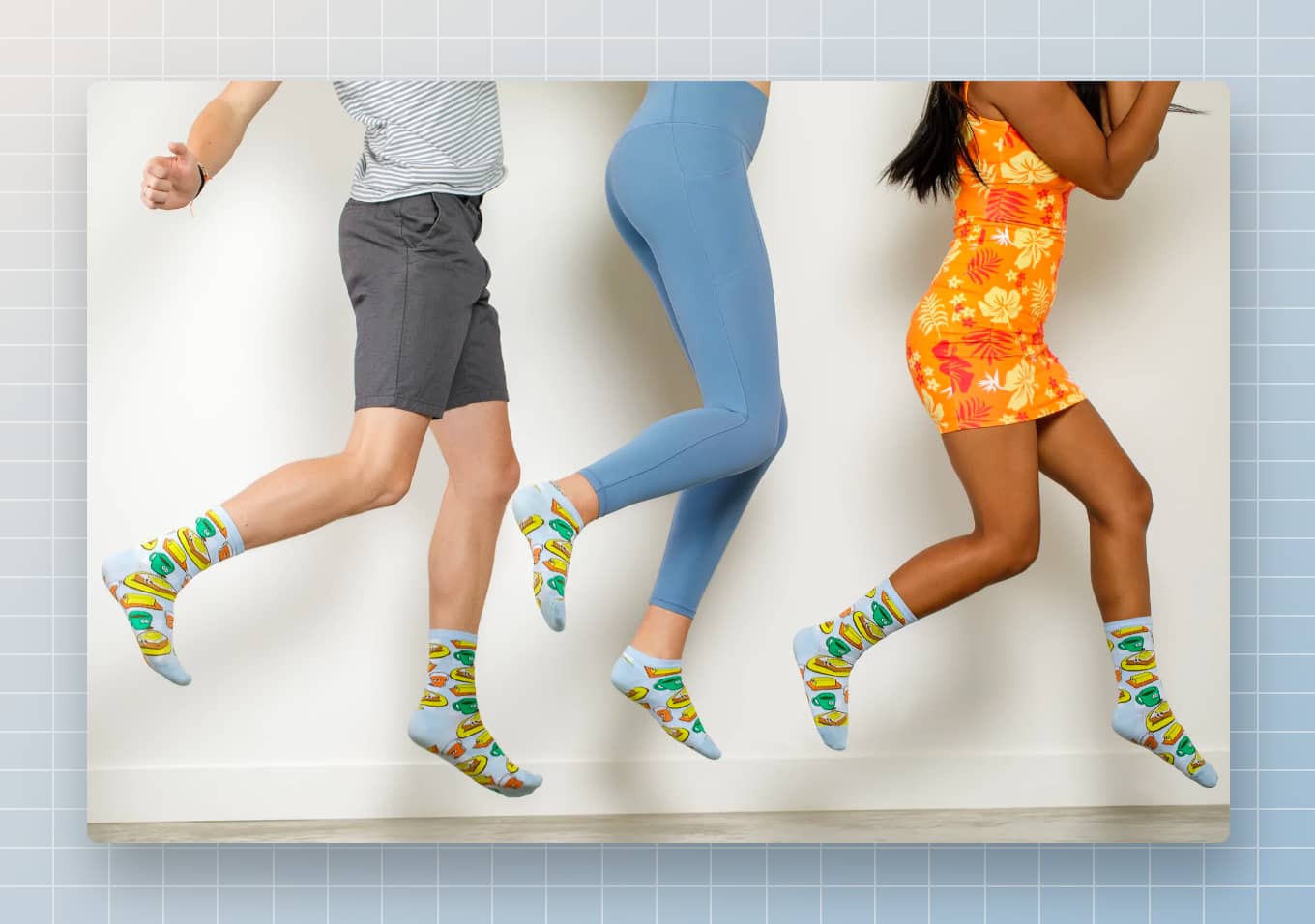 Meerdere mensen dansen met hun Awesome Socks Club sokken