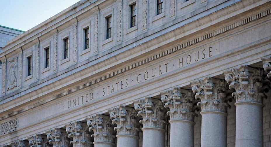 Het Thurgood Marshall U.S. Courthouse heeft klassieke zuilen en de woorden "Gerechtsgebouw van de Verenigde Staten"