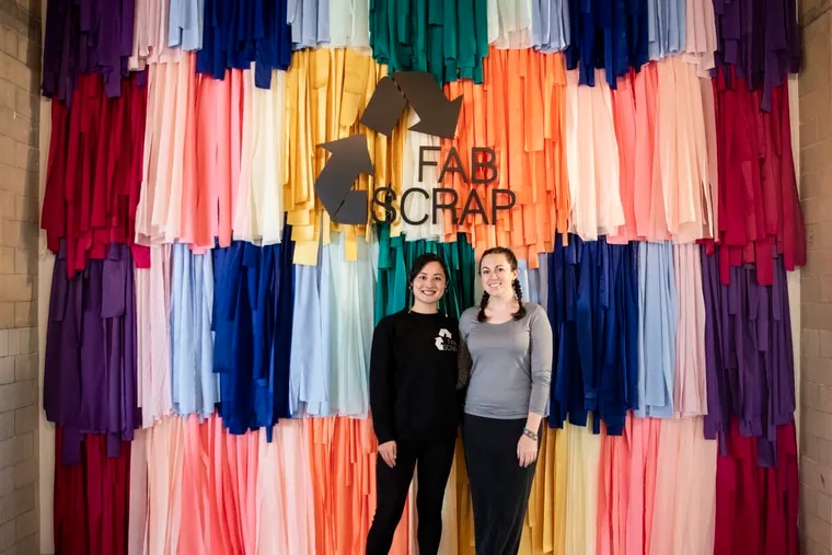 Camille Tagle, mede-oprichter en creatief directeur, en Jessica Schreiber, oprichter en CEO, poseerden voor een portret op de nieuwe Fabscrap-locatie in het Bok Building in South Philadelphia, op 15 november 2021. Fabscrap is een textielhergebruik- en recyclingbedrijf.