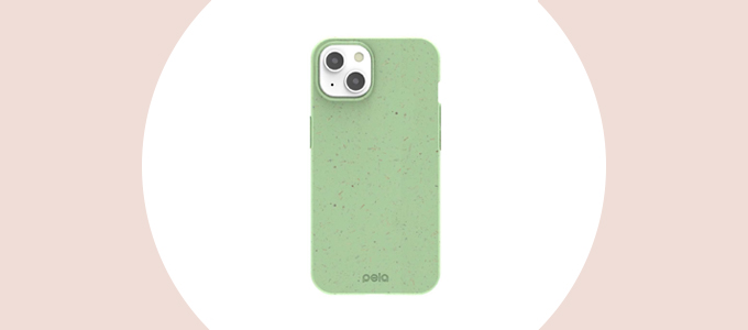 Pela Compostable Green Case op een iPhone