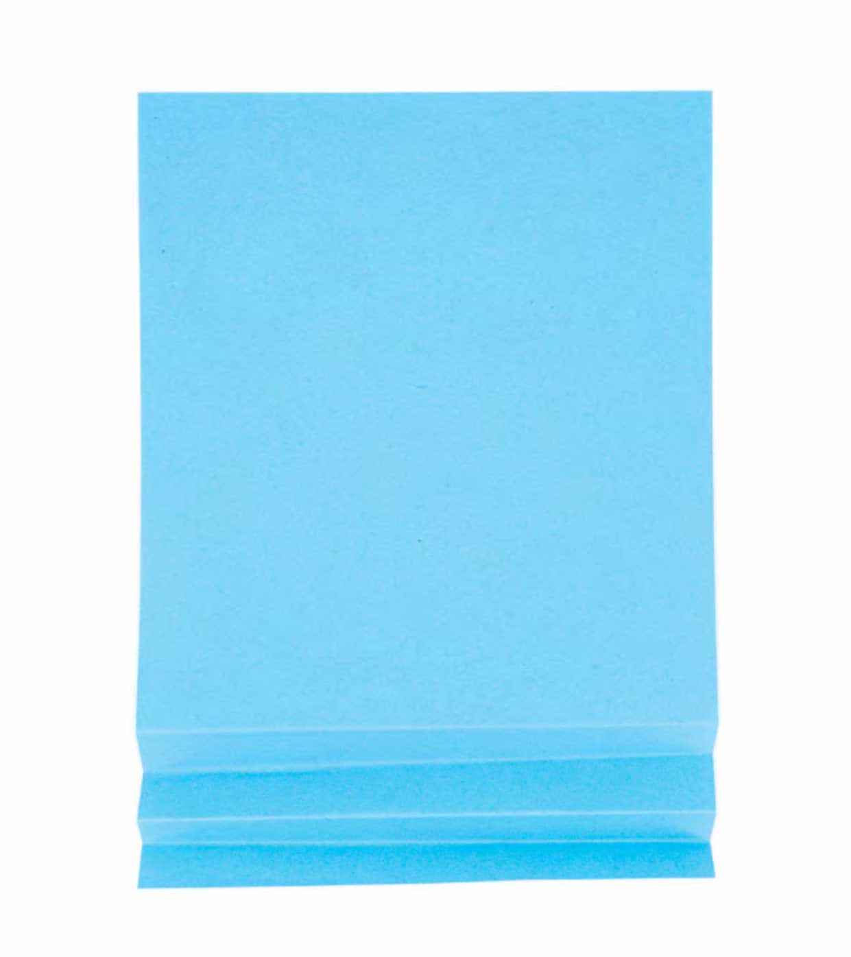 Gevouwen blauw papier op een witte achtergrond