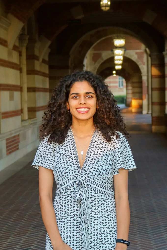 Meera Varma poseert met een grote glimlach voor de camera