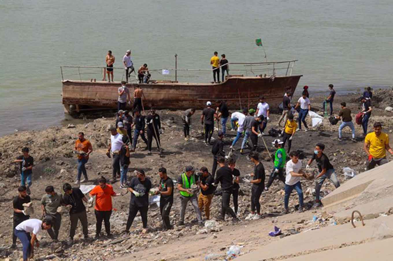 Vrijwilligers die de omgeving van de rivier de Tigris schoonmaken