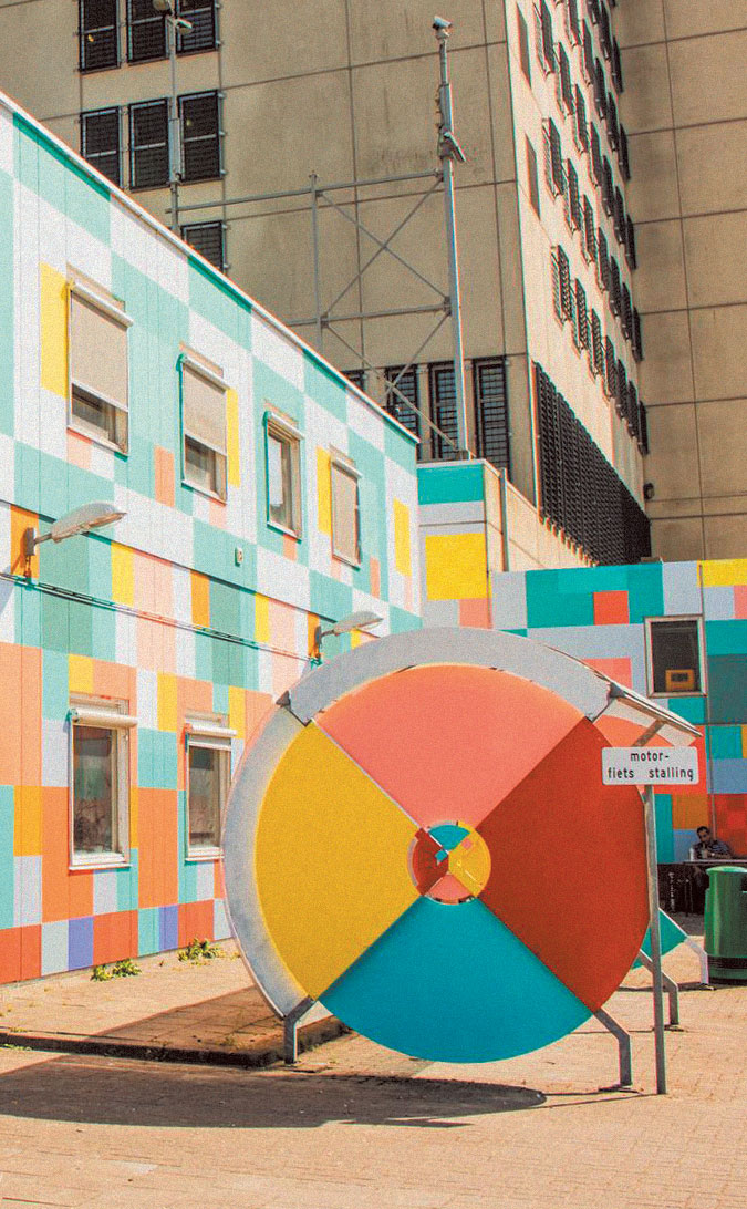 Een verlaten gevangenis in Nederland is door kunstenaars in kleurrijke kleuren opnieuw geschilderd voor vluchtelingen die hun intrek nemen.