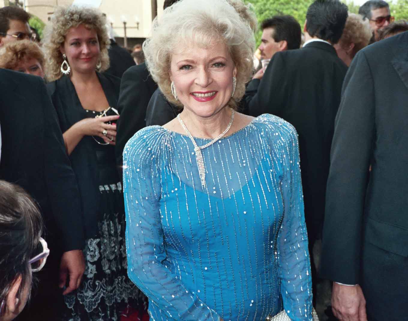 Betty White in een blauwe jurk op een awardshow