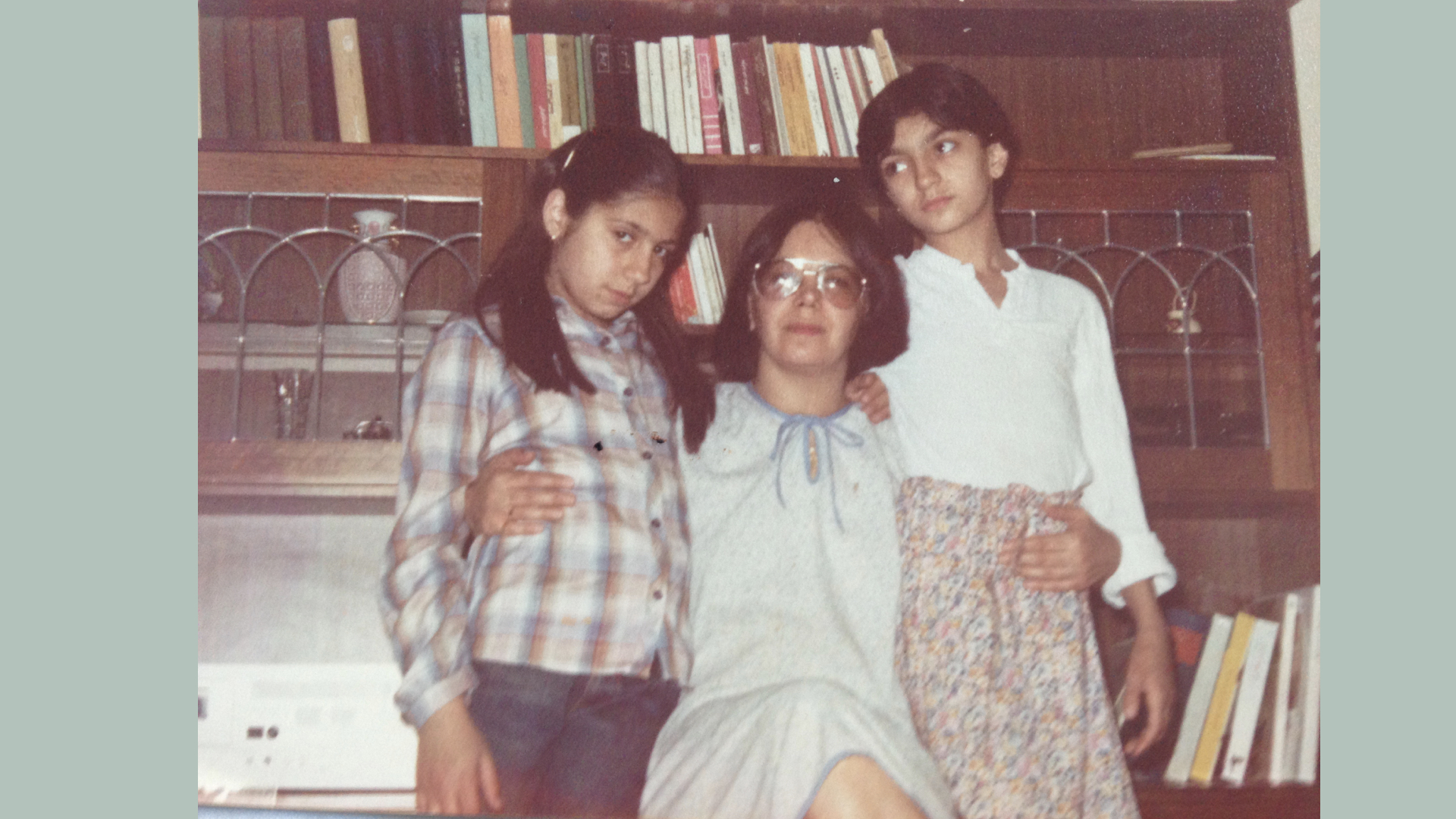 Firuzeh Mahmoudi en haar moeder en zus, als kinderen