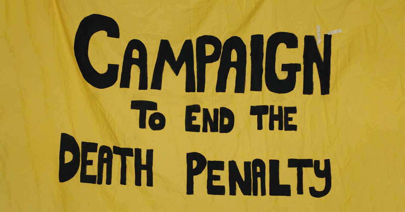 Op een gele banner staat "Campagne om de doodstraf te beëindigen"