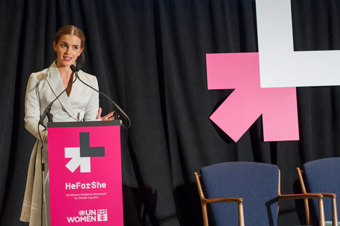 Emma Watson achter een roze podium met de tekst HeForShe, UN Women