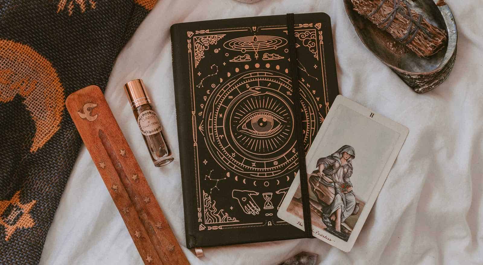 Hoe een Tarotdagboek te starten: 7 ideeën en oefeningen om te beginnen