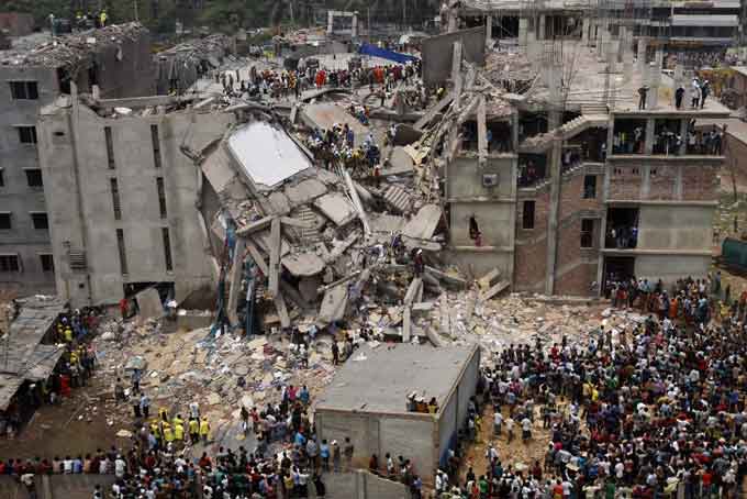 Een luchtfoto van het Rana Plaza-gebouw stortte in, met menigten mensen verzameld rond het puin