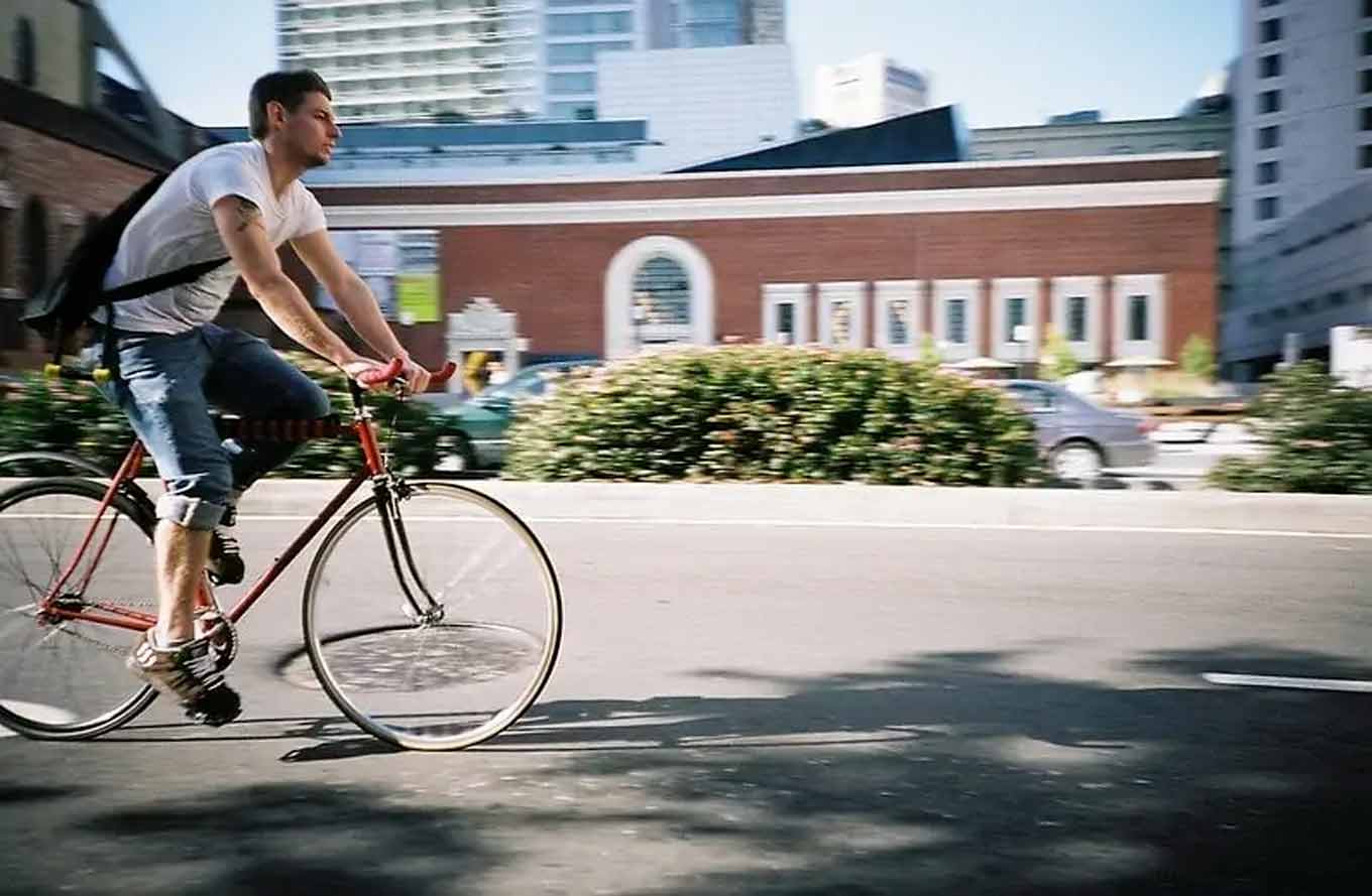 Een man die door een straat fietst