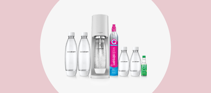 Sodastream-verzameling van twee grote flessen, machine, CO2-bus, twee kleine flessen en Bubly-smaakstoffles.